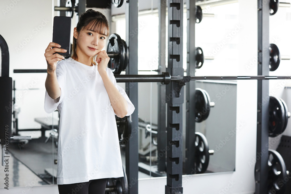 ジムで運動をする若い女性 ジムで運動をする若い女性