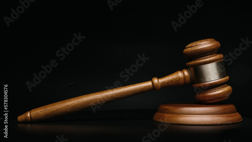 Fotografia Wooden court gavel on black background close up