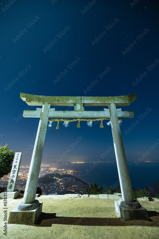 日本　香川県観音寺市の稲積山頂上にある高屋神社の天空の鳥居から見える夜景
