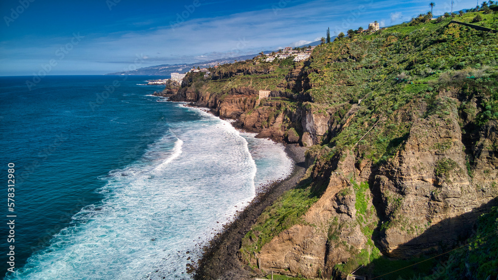Fototapeta premium Fotos aéreas de la playa y sendero de la Rambla de Castro en Los Realejos, Tenerife. Dron.