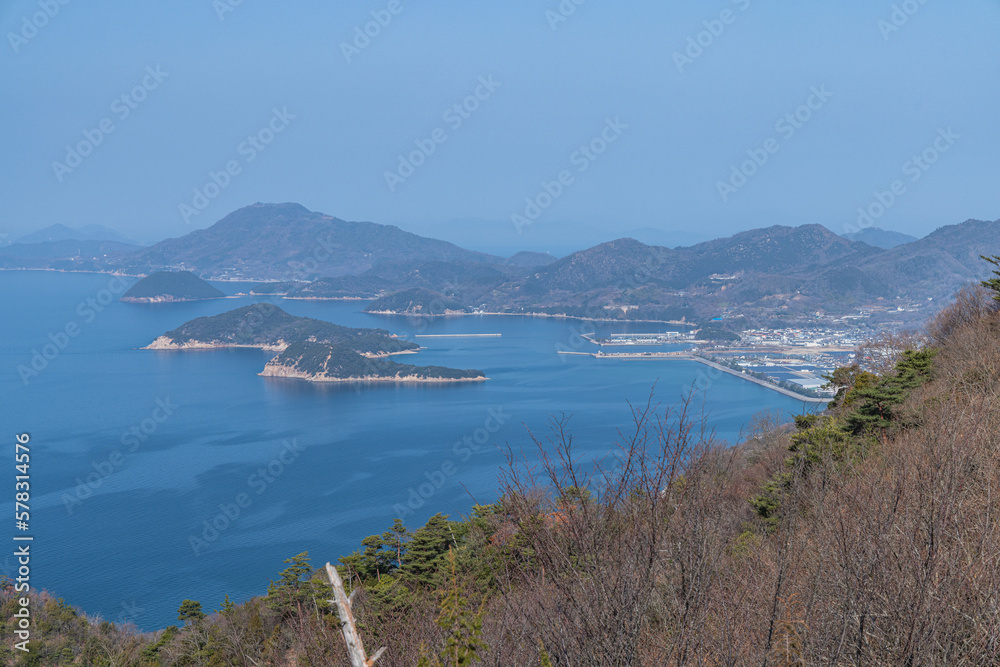 日本　香川県観音寺市の稲積山頂上にある高屋神社の天空の鳥居へ向かう参道から見える瀬戸内海と街並み