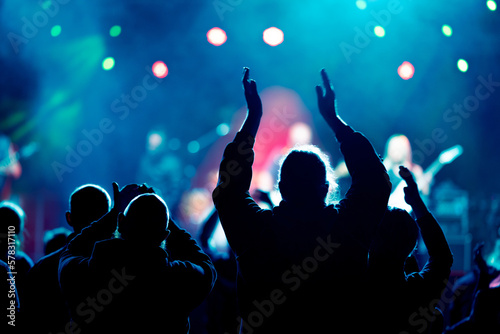 Foto Audience and fans enjoy live music on a concert with blurry bokeh background