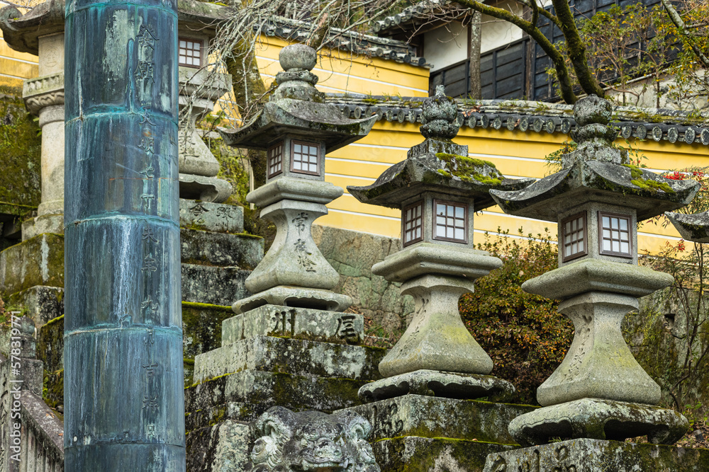 日本　香川県仲多度郡琴平町にある金刀比羅宮の表参道の桜馬場西詰銅鳥居と灯籠