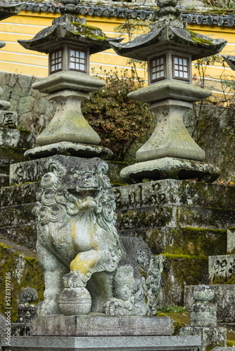 日本 香川県仲多度郡琴平町にある金刀比羅宮の表参道の桜馬場の灯籠と狛犬