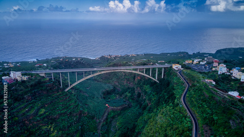Foto aérea con dron del Puente de Los Sauces en La Palma, Canarias