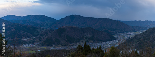 日本 兵庫県朝来市の立雲峡テラスから見える早朝の雲海のない竹田城跡