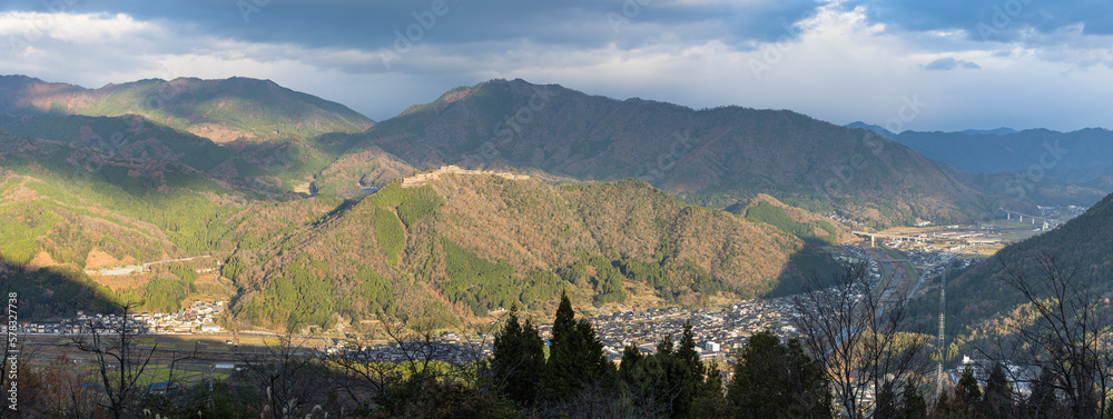 日本　兵庫県朝来市の立雲峡テラスから見える早朝の朝日に照らされた竹田城跡