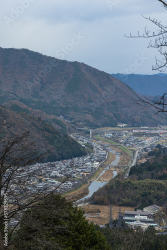 日本 兵庫県朝来市の立雲峡テラスから見える早朝の街並みと円山川