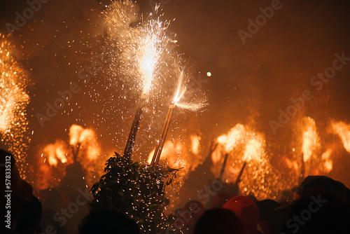 Obraz na płótnie Fiesta tradicional con fuego y petardos