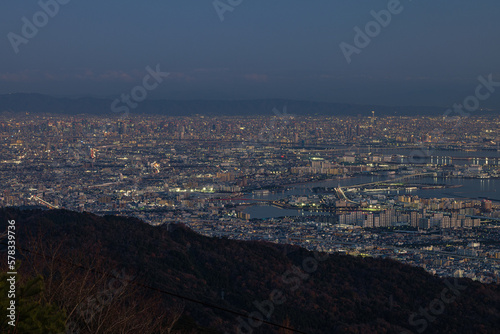 日本 兵庫県神戸市の六甲山天覧台から眺める神戸と大阪の夜景