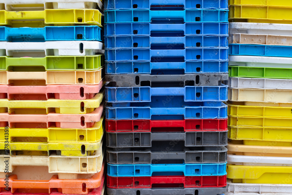 gros plan sur une pile de caisses en plastiques multicolores de pêcheurs pouvant servir d'arrière plan, de texture ou de fond de page gros plan sur une pile de caisses en plastiques multicolores de pêcheurs pouvant servir d'arrière plan, de texture ou de fond de page