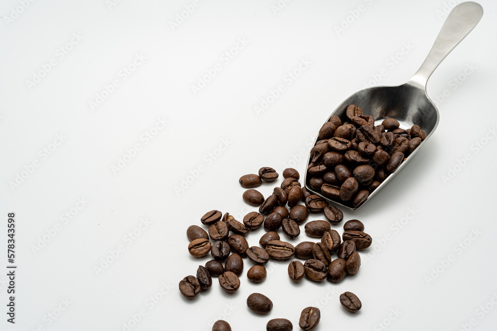 白い背景にコーヒー豆とスクープ 白い背景にコーヒー豆とスクープ
