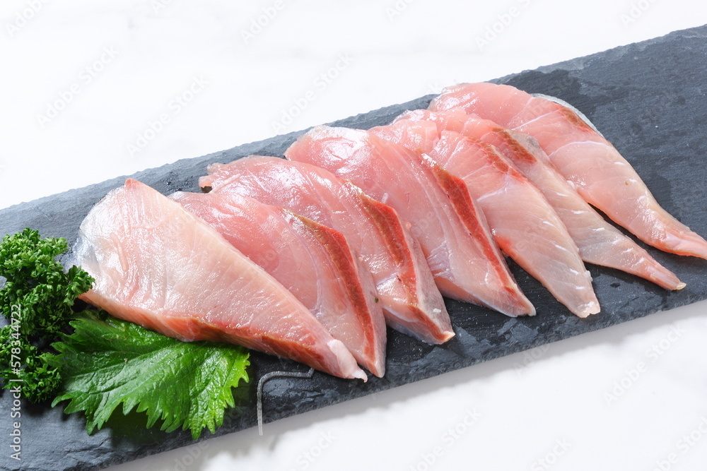 よく脂がのって美味しそうなブリの刺身