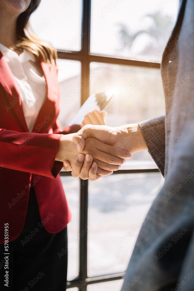 Business men and women shake hands confidently professional investor working with new startup project at an office meeting. - obrazy, fototapety, plakaty 