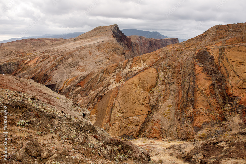 Obraz premium Hiking on cliffs, Travel to Madeira, Portugal.