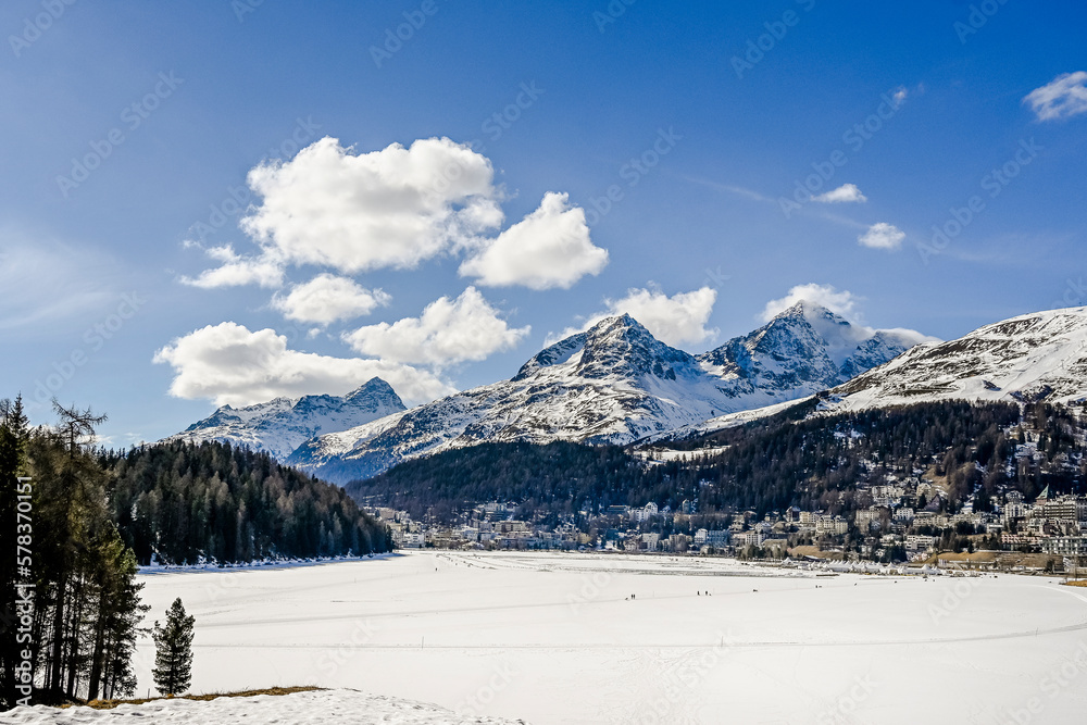 St. Moritz, St. Moritzersee, Oberengadin, Alpen, Corviglia, Piz Nair, Piz Julier, Piz Albana, Winter, Wintersport, Winterwanderung, Stazerwald, Graubünden, Schweiz