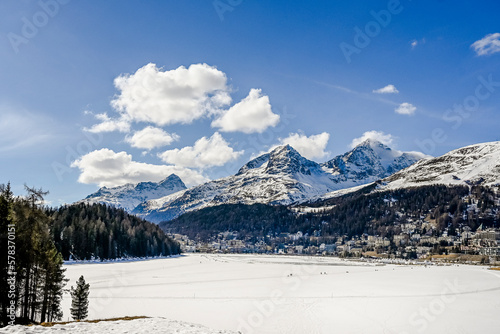 St. Moritz, St. Moritzersee, Oberengadin, Alpen, Corviglia, Piz Nair, Piz Julier, Piz Albana, Winter, Wintersport, Winterwanderung, Stazerwald, Graubünden, Schweiz photo