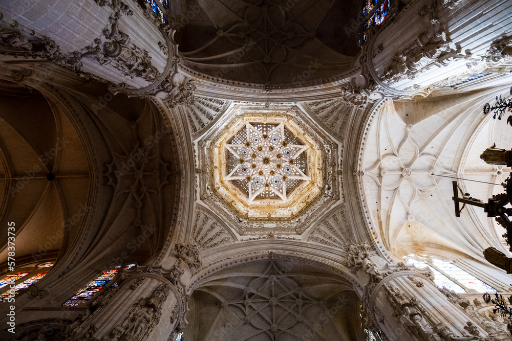 Centro de una de las salas de la Catedral de Burgos con los preciosos detalles de las columnas hasta llegar al techo.