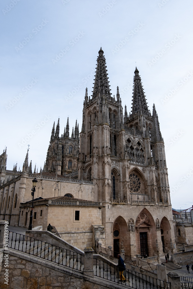 Paisaje de la catedral de Burgos vista de la entrada principal desde el mirador de la plaza bajo un cielo nublado.