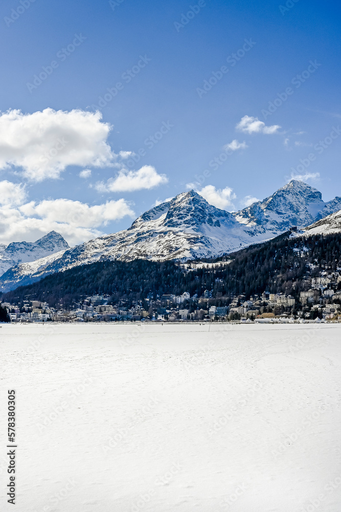 Fototapeta premium St. Moritz, St. Moritzersee, Oberengadin, Alpen, Corviglia, Piz Nair, Piz Julier, Winter, Wintersport, Winterwanderung, Stazerwald, Graubünden, Schweiz 