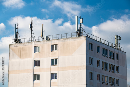 Antennes de télécommunications mobiles installées sur le toit d'un immeuble