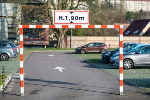 Portique ou barre de hauteur 1,90m à l'entrée d'un parking
