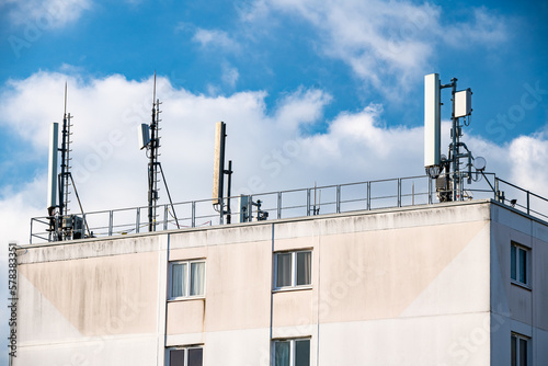 Antennes de télécommunications mobiles installées sur le toit d'un immeuble photo