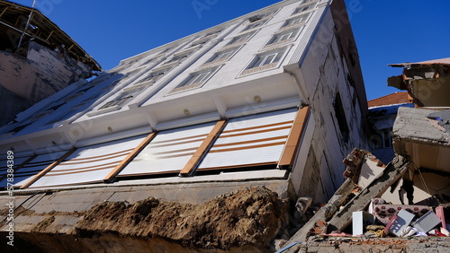 Foto Due to the liquefaction of the ground in the earthquake in Turkey, the building broke from the foundation and fell on the building behind it