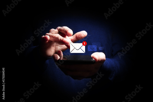 uomo d'affari che controlla telefono, con icona posta elettronica, nuova notifica, computer, avviso