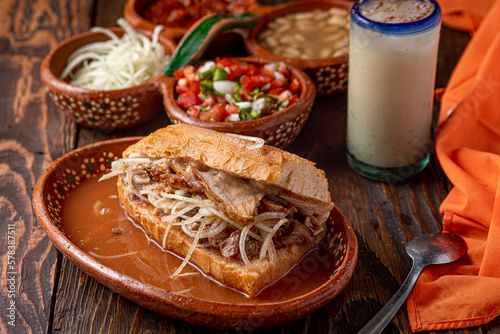 Cuadro en lienzo tradicional torta de carne de puerco, con agua fresca de horchata, torta ahogada