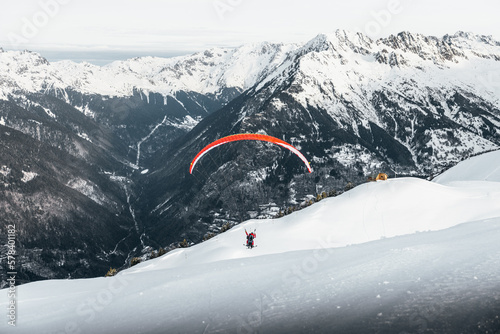 Parapente dans les montagnes de l'Alpe d'Huez, France © Mathieu