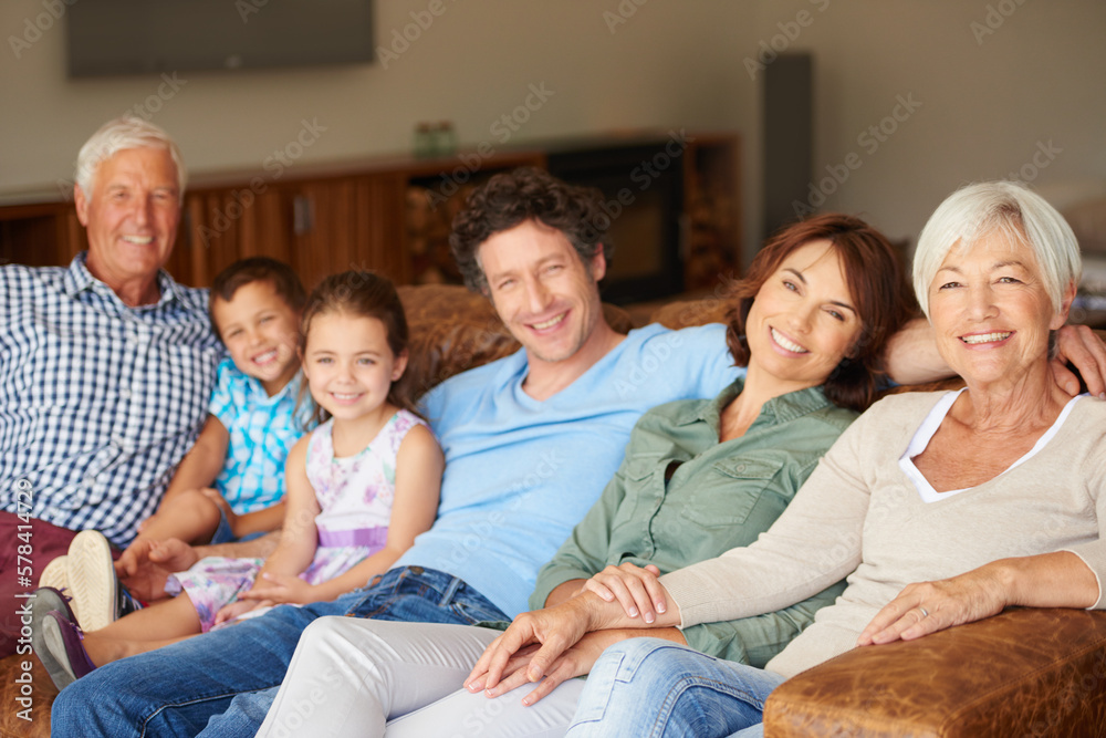 © Laflor/peopleimages.com - Carefree time as one big, happy family. a happy multi-generational family sitting together on a sofa.