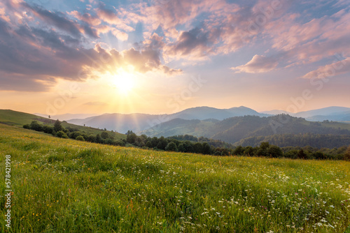 Fotografía Picturesque scenery of summer green hills under gorgeous sunset sky with clouds