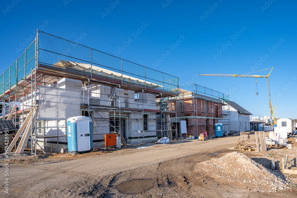 Einfamilienhäuser mit Kran auf Baustelle