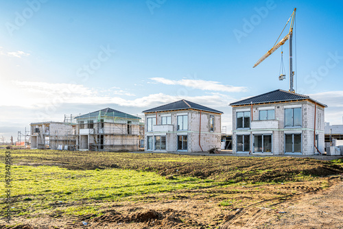 Baustelle mit Kran im Neubaugebiet photo