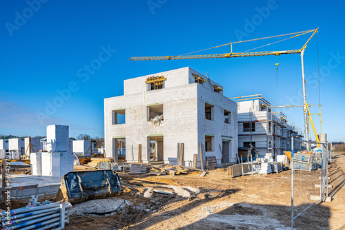Baustelle mit Kran im Neubaugebiet