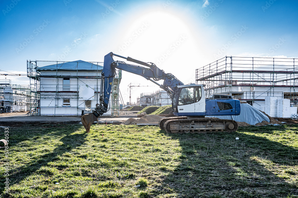 Fototapeta premium Bagger auf Baustelle mit Haus