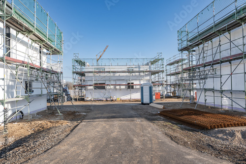Neubau mit Gerüst auf Baustelle