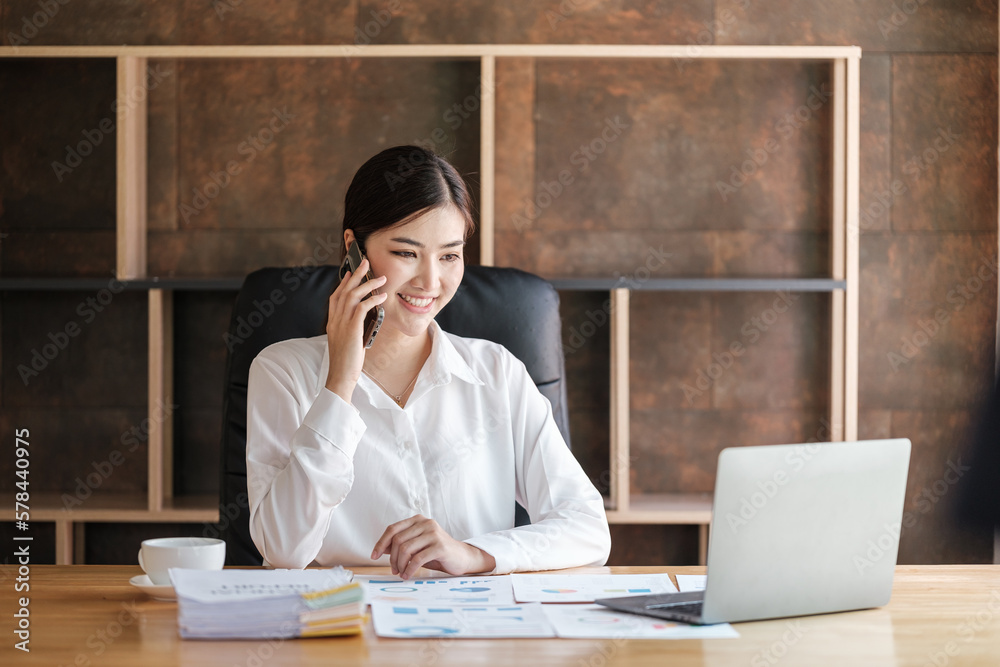 Obraz premium Smart asian Woman working in the Office .