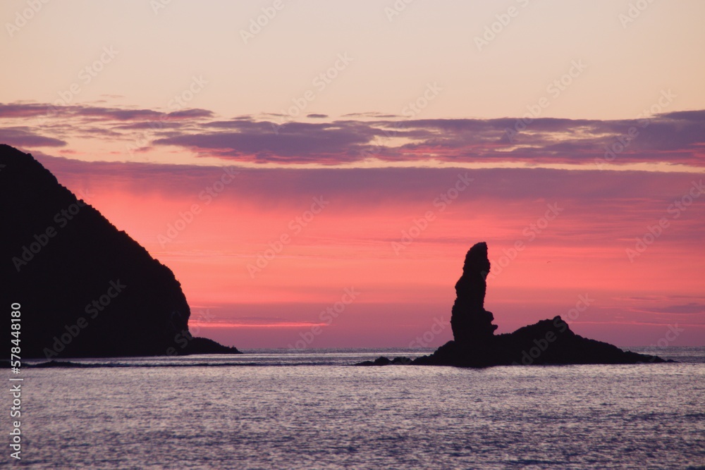 amanecer en la costa con silueta de rocas