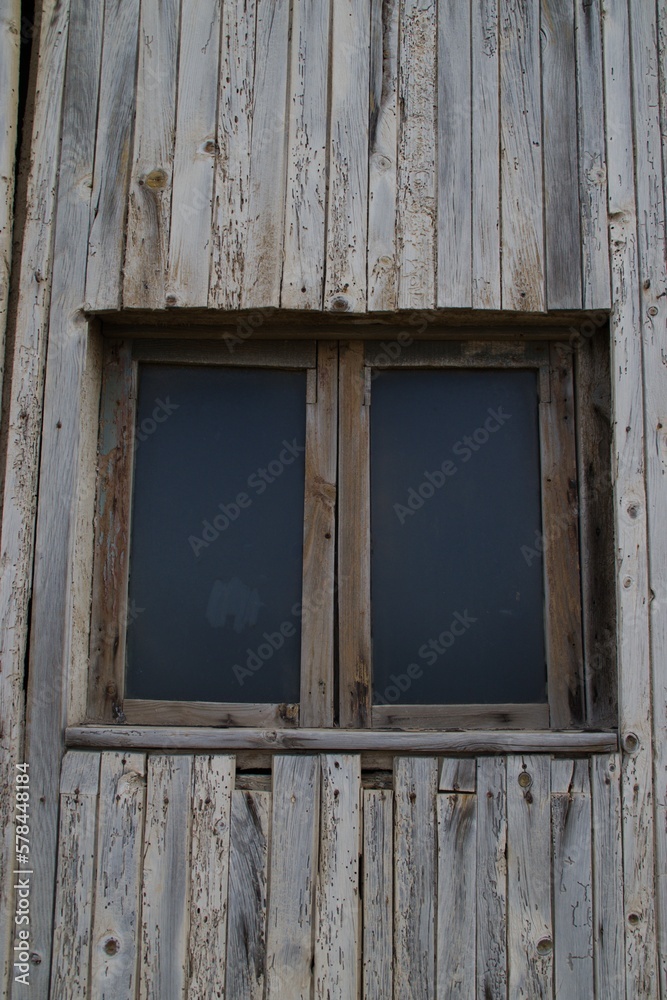 antigua ventana en cobertizo de madera