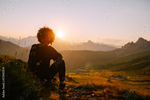 Leinwand Poster Berg-Panorama in den Alpen bei Sonnenuntergang im Sommer mit Silhouette einer si