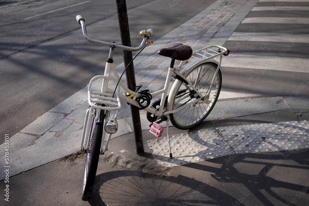 biały rower na ulicy - obrazy, fototapety, plakaty 