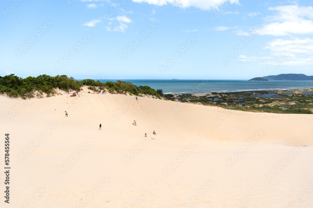 La gente se divierte en las Dunas y playa Joaquina en la Isla de Florianópolis en Brasil.	
