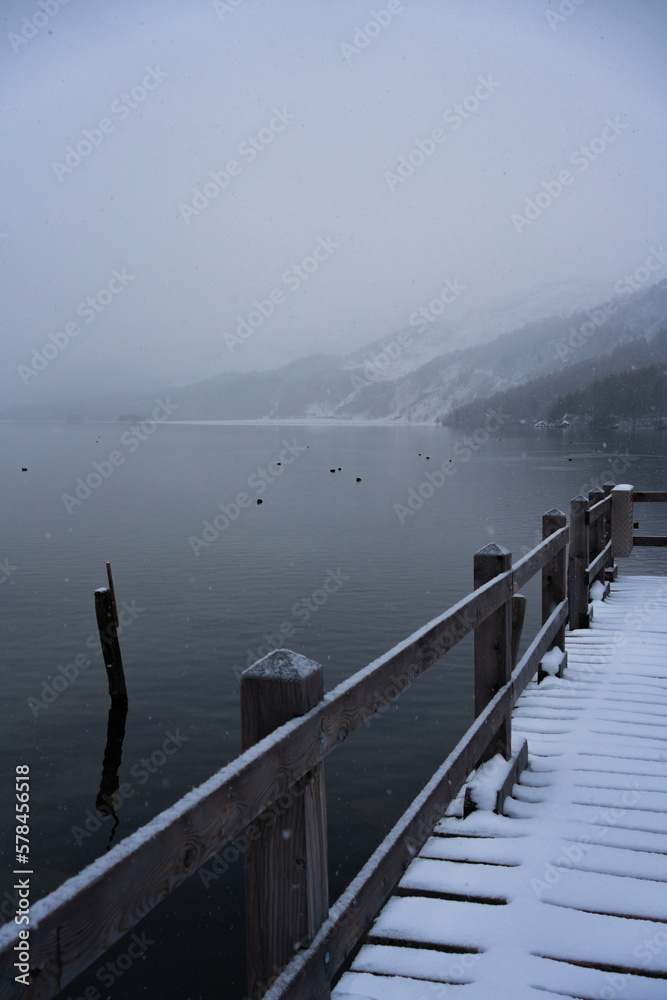 Verschneite, nebelige Stimmung am Silvaplanersee im Engadin, Schweiz Verschneite, nebelige Stimmung am Silvaplanersee im Engadin, Schweiz