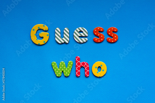 Obraz na plátně text guess who from bright colored paper letters on blue paper background