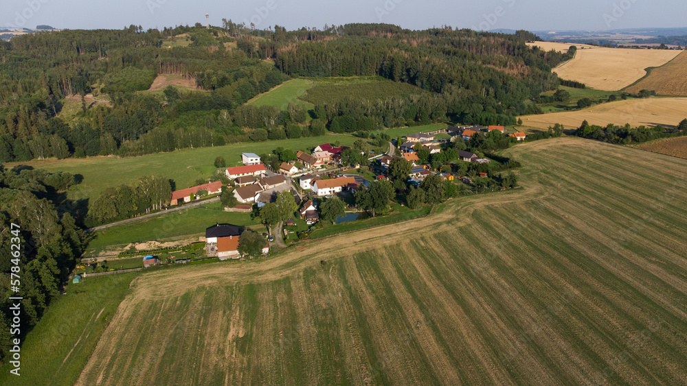 Petit village de campagne situé en République tchèque au milieu de divers champs