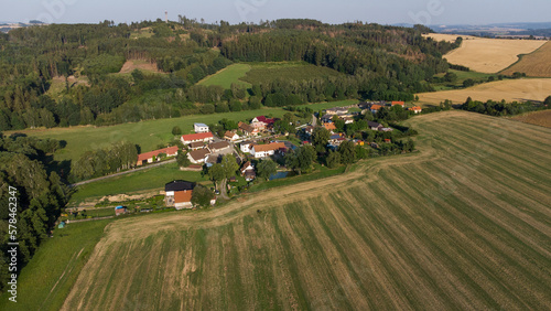 Petit village de campagne situé en République tchèque au milieu de divers champs