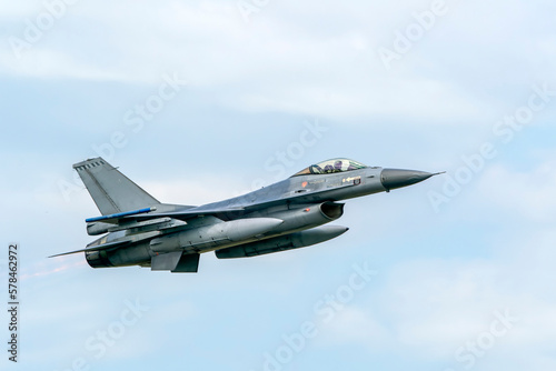 Fototapeta Military F16 fighter jet close up flying through the air