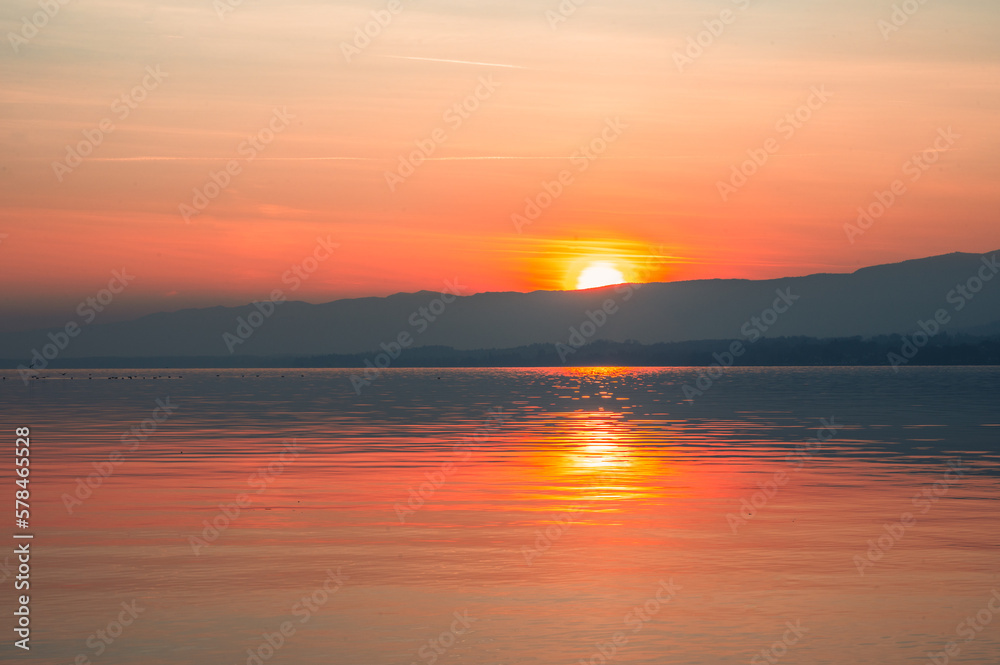 magnifique coucher du soleil hivernal sur le lac Léman